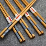 5 par japanske spisepinner med tradisjonelt monster 5