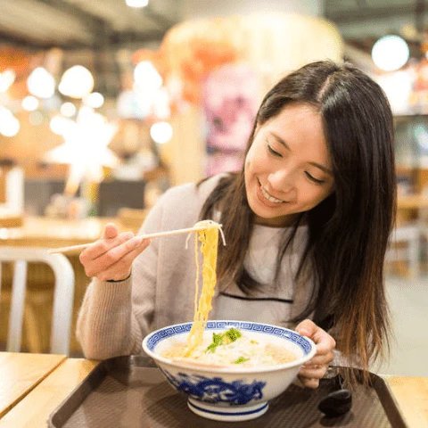 Japansk kvinne spiser nudler Japansk kvinne spiser nudler