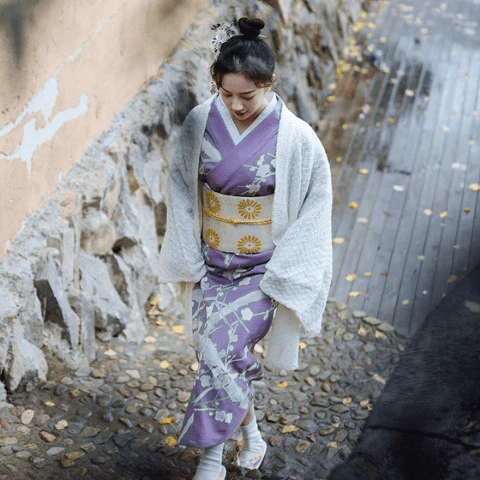 Kvinne i japansk kimono Kvinne i japansk kimono