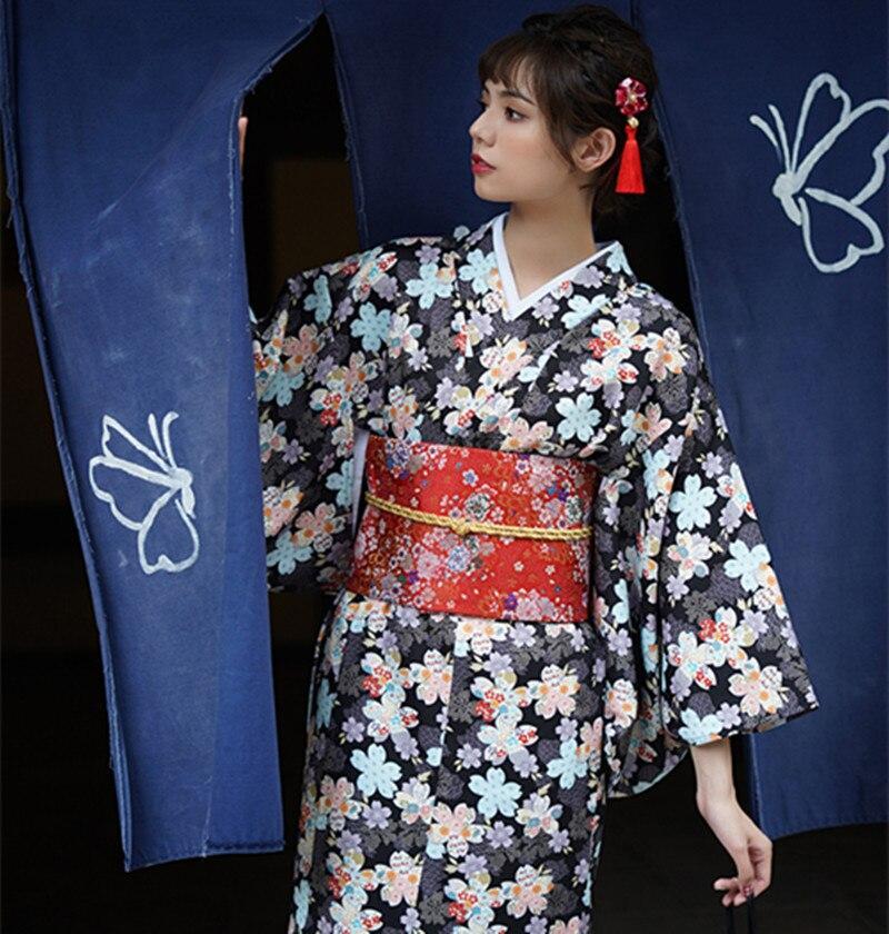 Svart Kimono med Blomster Svart Kimono med Blomster