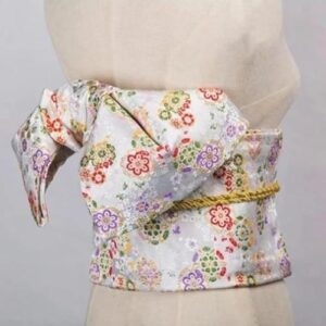 hvitt obi belte med blomstermotiv