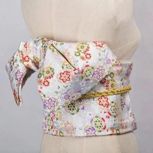 hvitt obi belte med blomstermotiv hvitt obi belte med blomstermotiv