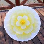 japansk paraply med gul blomst