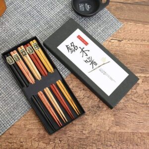 japansk sett med spisepinner i tre