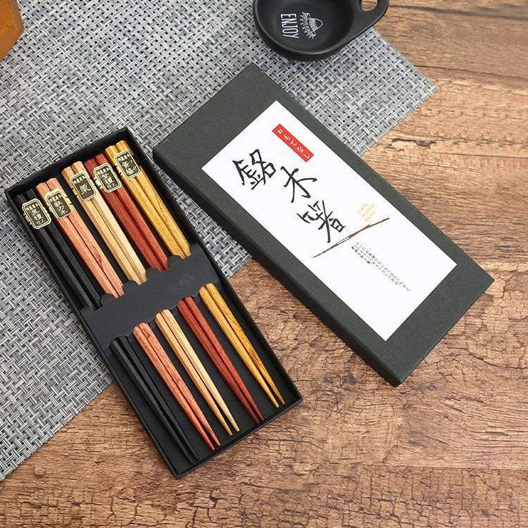 japansk sett med spisepinner i tre japansk sett med spisepinner i tre