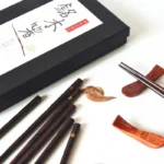 japanske spisepinner og fiskeholder