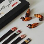 sett med japanske spisepinner og andeholder 2